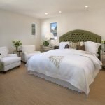 Зеленая спальня в классическом стиле