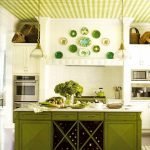 Зеленая клетка в интерьере кухни