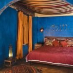 Сочетание синего и бордового в дизайне спальни