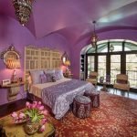 Интерьер спальни в марокканском стиле в красных и сиреневых тонах