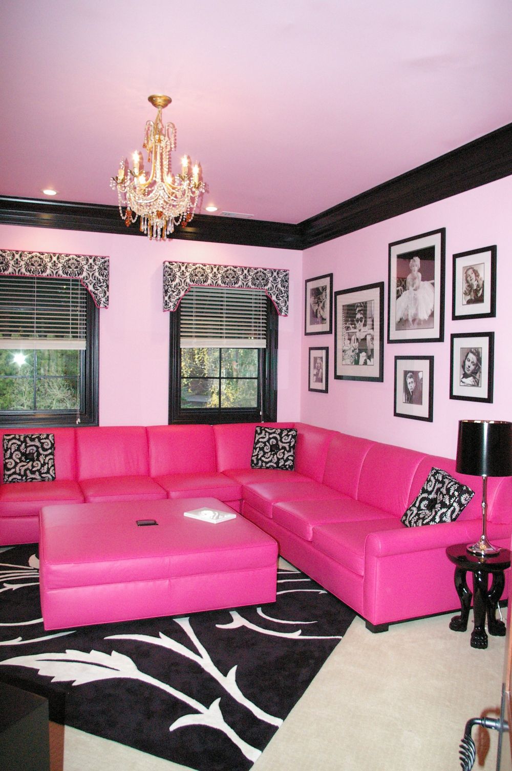 Розовый диван с подушками в восточном стиле