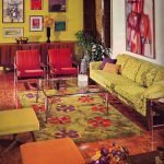 Комната с зеленым диваном и красными креслами