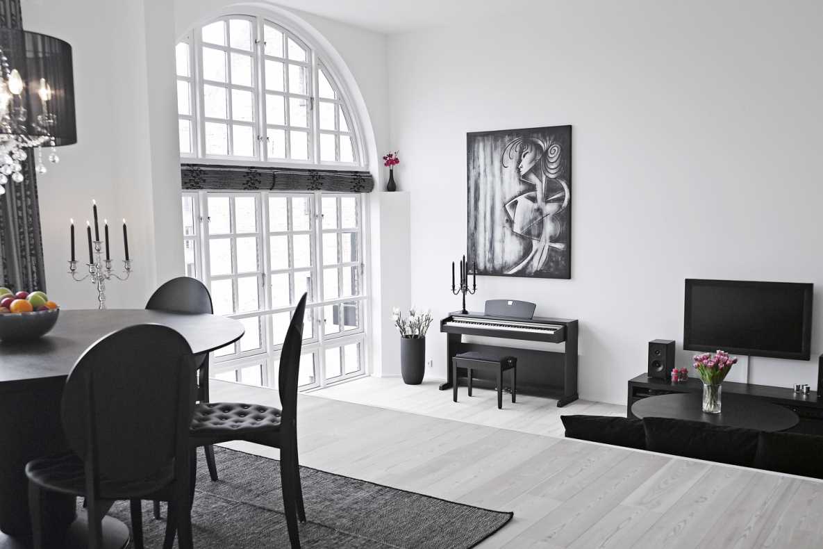 Черные предметы интерьера в белой гостиной