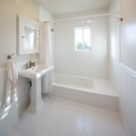 Ванная комната с белыми полами