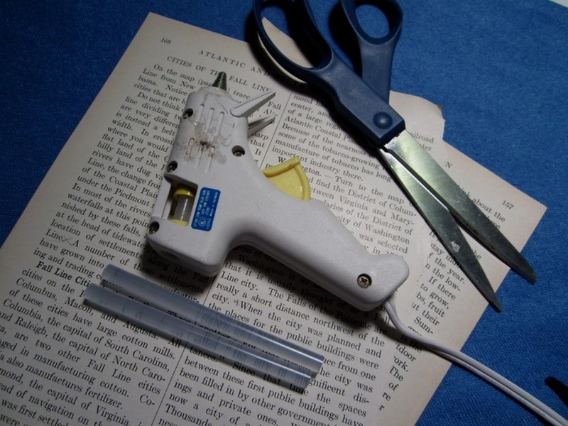 Ножницы, клей и книжные страницы