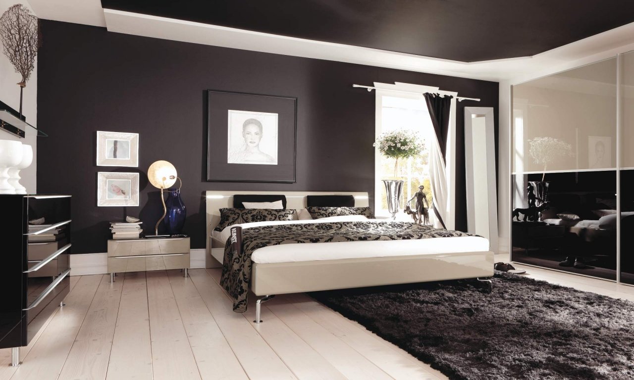 Дизайн спальни с темным потолком