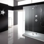 Черный и белый цвет в дизайне ванной комнаты с душевой кабиной