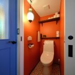 Оранжевый кафель в туалете