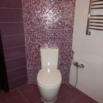 Мозаичная плитка фиолетового цвета в дизайне туалета