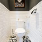 Белая плитка кабанчик в дизайне туалета