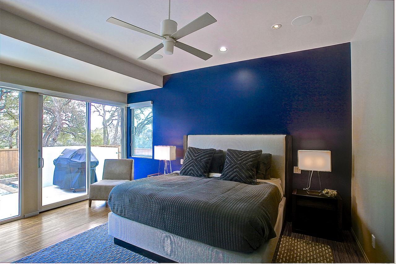 Сочетание цветов потолка. Синяя спальня. Синие стены в спальне. Темно синяя спальня. Спальня в синих оттенках.