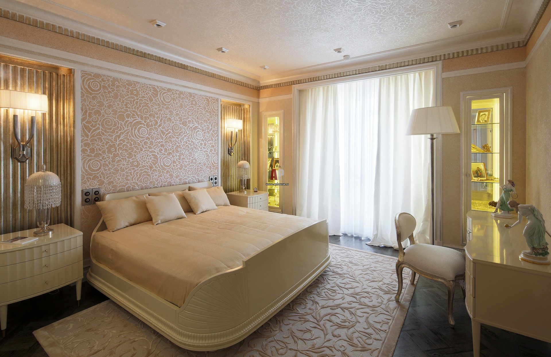 Персиковые и золотые оттенки в дизайне спальни