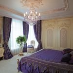 Сочетание фиолетового и золотого в дизайне спальни