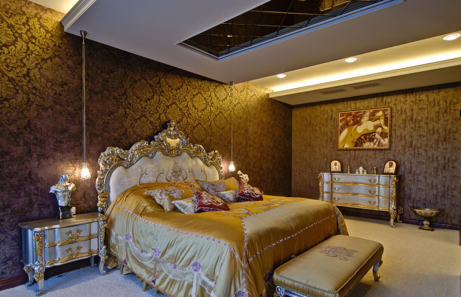 Золотые тона в дизайне спальни