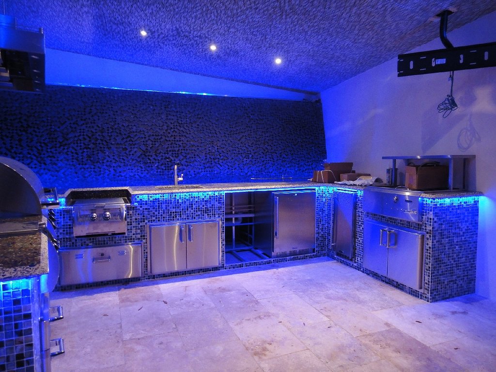 Неоновая кухня. Подсветка для кухни. Кухня с неоновой подсветкой. Светодиодная подсветка для кухни. Кухня в стиле неон.