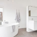 dizajn beloj vannoj komnaty 44 150x150 - Белая ванная комната: дизайн интерьера