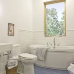dizajn beloj vannoj komnaty 54 150x150 - Белая ванная комната: дизайн интерьера