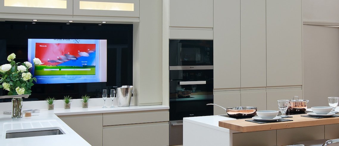 Телевизор для кухни 20. Встроенный телевизор в кухонный гарнитур. Телевизор на кухне. Телевизор встроенный в кухню. Кухня с большим телевизором.