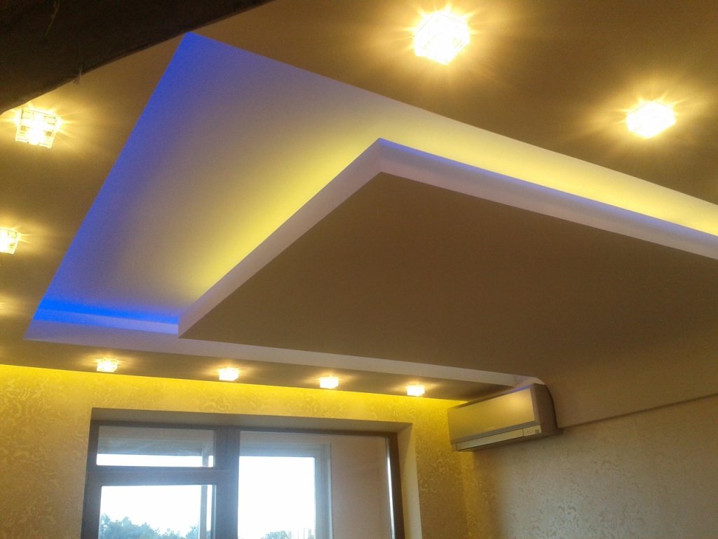 Потолок из гипсокартона с желтой подсветкой