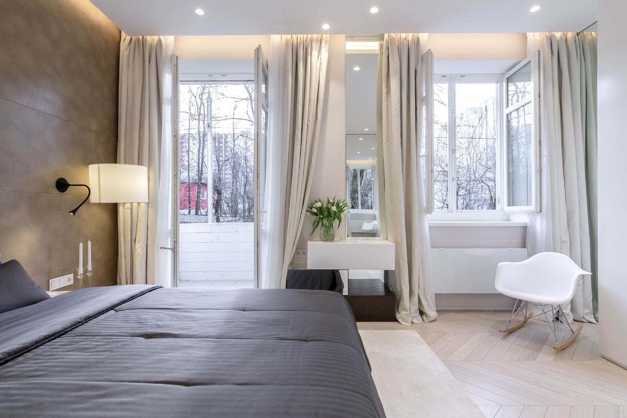 Спальня с двумя окнами: дизайн интерьера +75 фото идей
