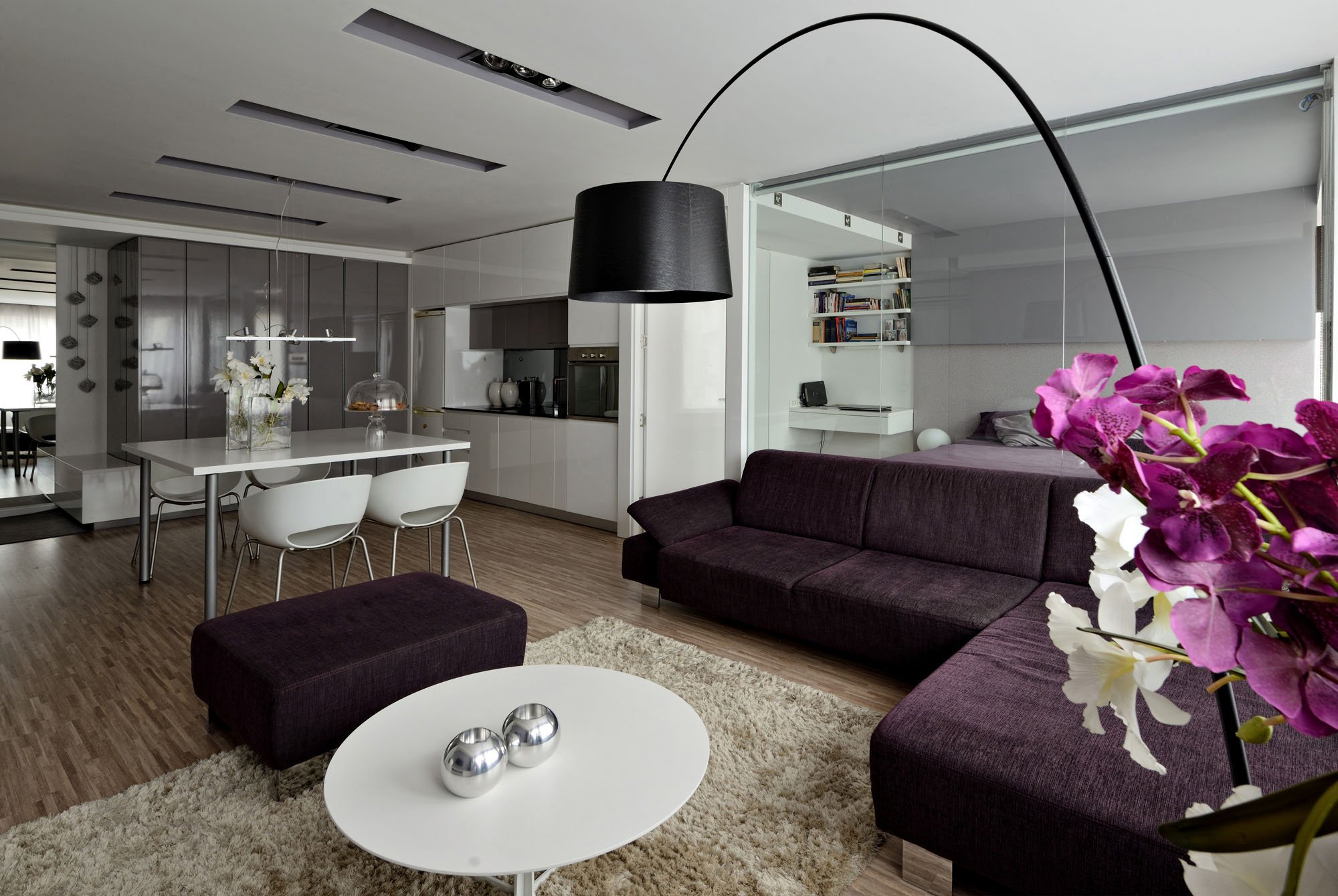 Фиолетовая мебель в интерьере квартиры