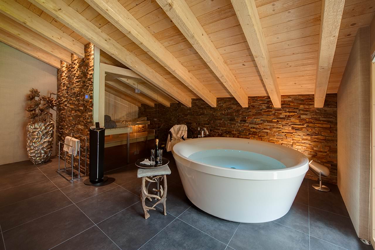 Потолок в ванной в деревянном доме