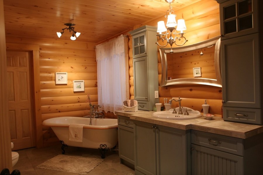 Серая мебель в ванной в деревянном доме