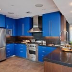 Яркий оттенок синего в интерьере кухни