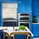Мебель с синими фасадами на кухне