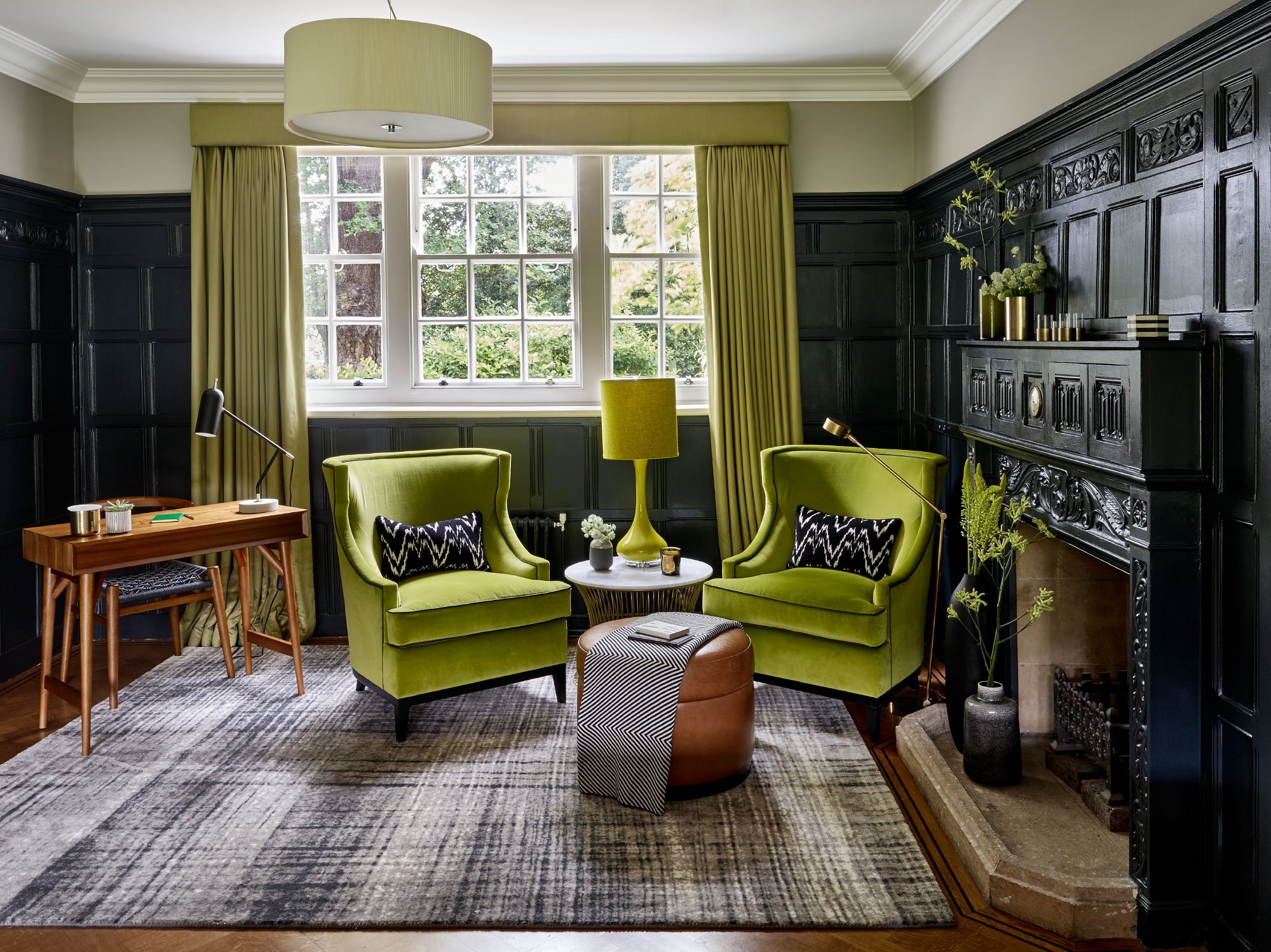 Зеленая мягкая мебель в гостиной