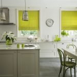 Зеленые римские шторы на кухне