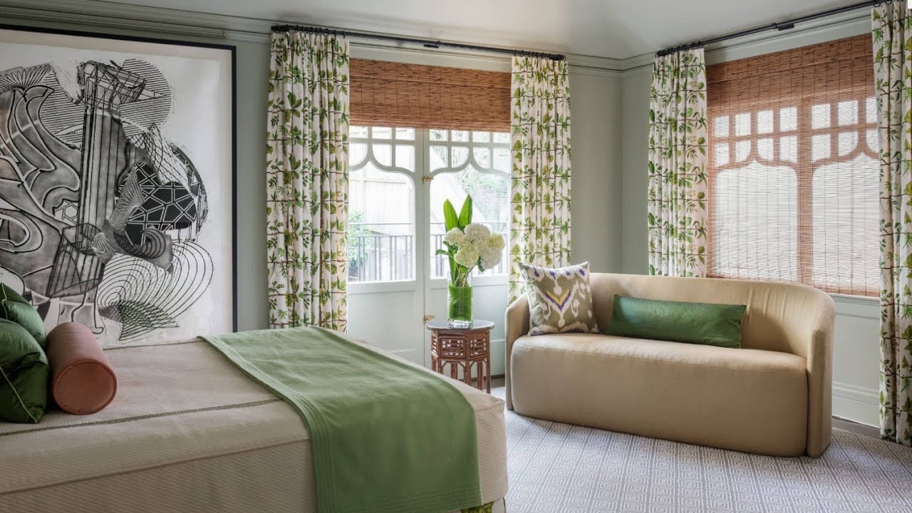 Бело-зеленые шторы в интерьере комнаты