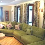 Большой зеленый диван в гостиной