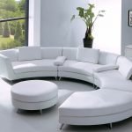 Белый диван в форме полукруга