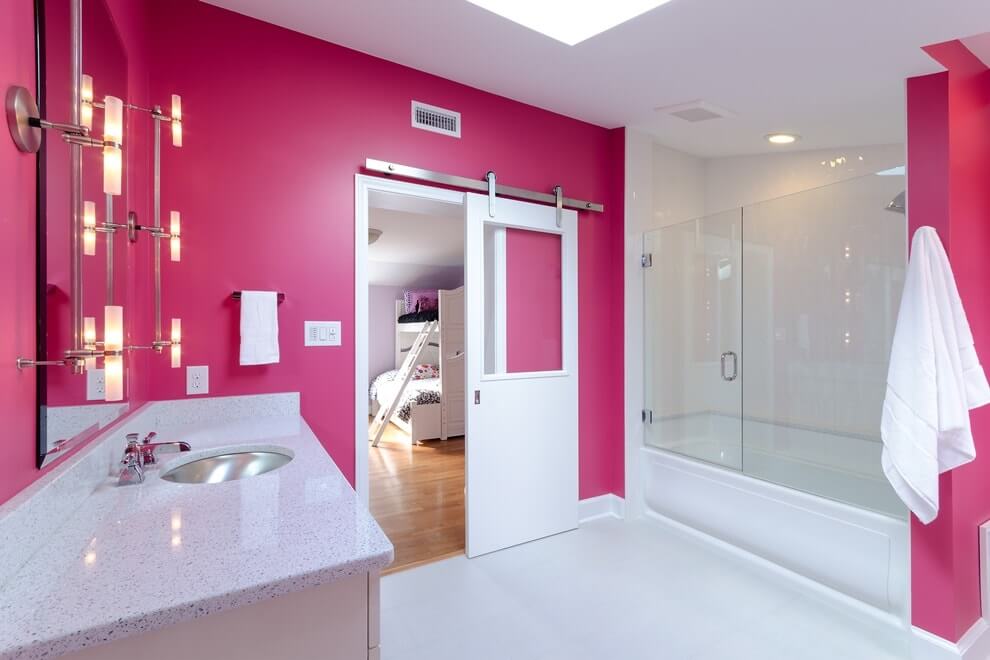 Бело-розовая ванная комната