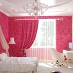 Розовые обои в спальне