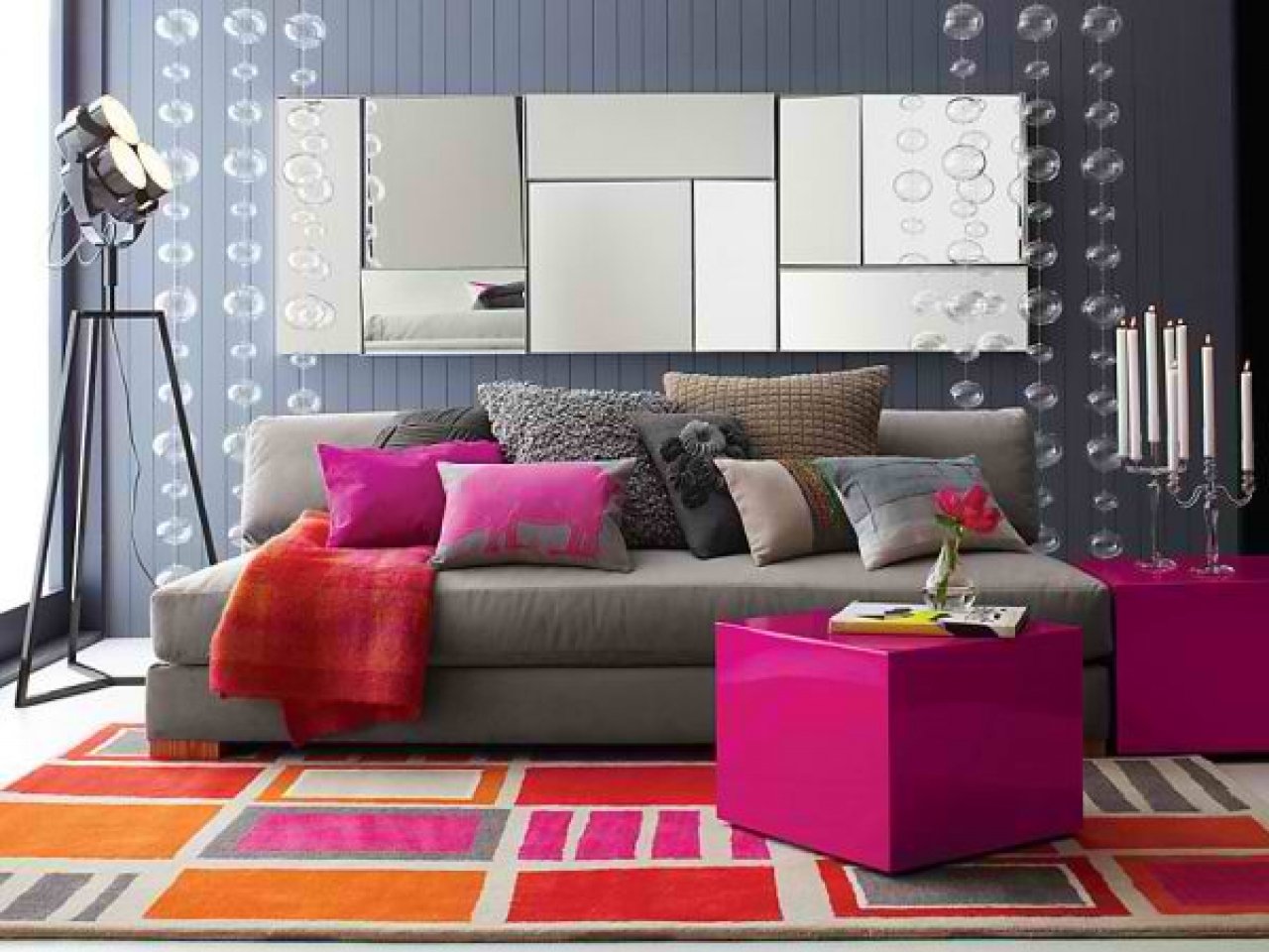 Сочетание цветов в интерьере гостиной серый. Цветовые сочетания в интерьере. Яркая мебель. Яркий интерьер гостиной. Яркие цвета в интерьере.