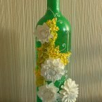 Зеленая бутылка с цветами из полимерной глины