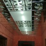 Черно-белый стеклянный потолок с подсветкой