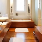 Натуральная древесина в ванной