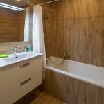 dizajn vannoj pod derevo 66 150x150 - Дизайн ванной комнаты под дерево: +70 фото