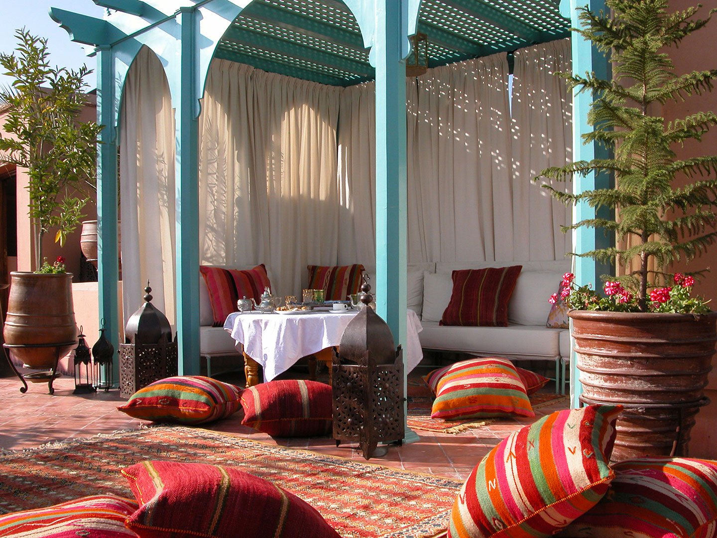 Восточная беседка. Закрытая веранда стиль Марокко. Веранда в стиле Маракеш. Интерьер в стиле Марракеш-Марокко. Отель в Марракеше в Восточном стиле.