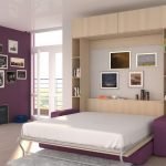 Сочетание белого и фиолетового в дизайне спальни