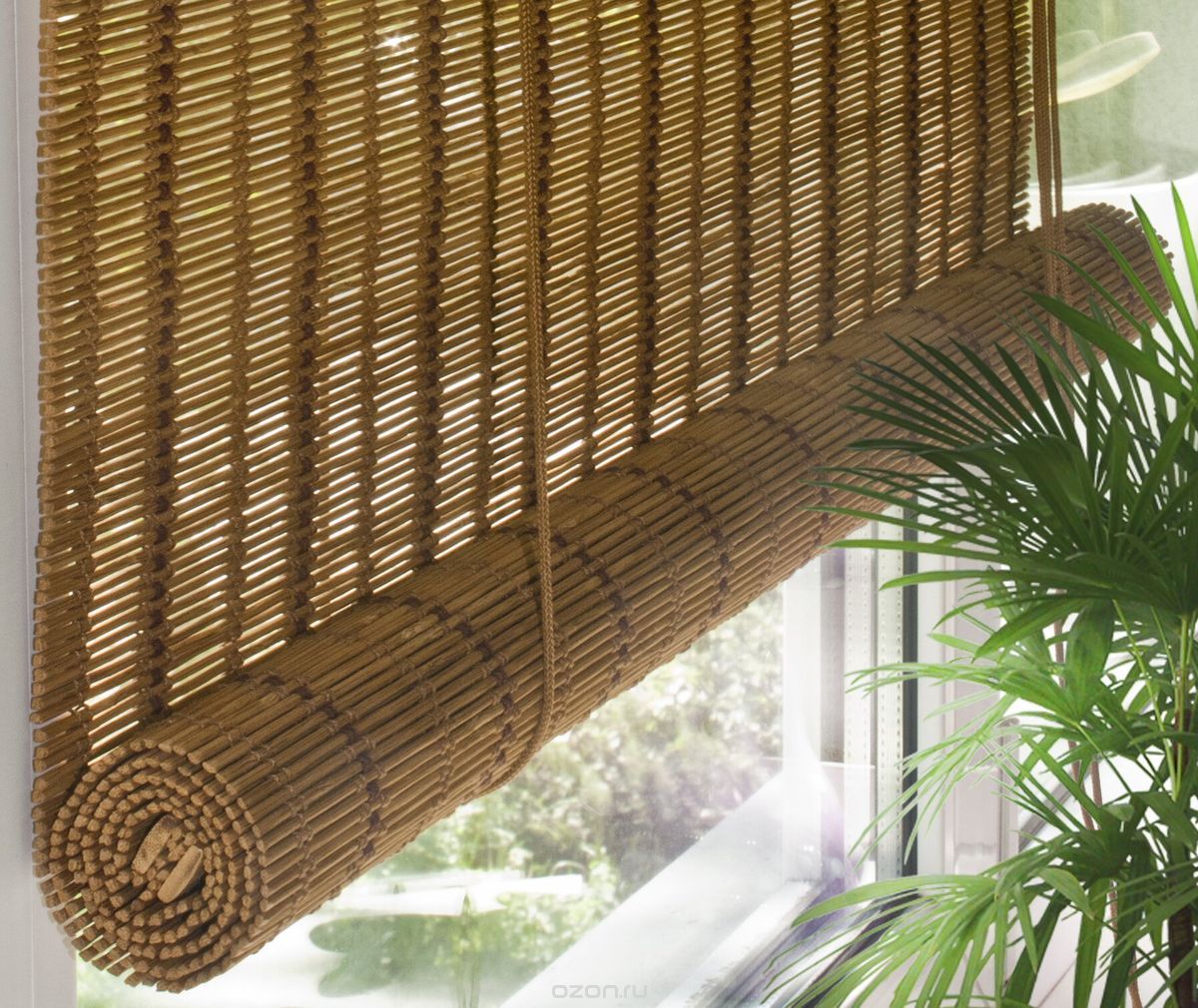 Бамбуковые шторы на кухне с балконом