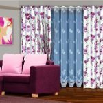 Розовые подушки на фиолетовом диване