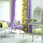 Желтые и фиолетовые шторы в гостиной