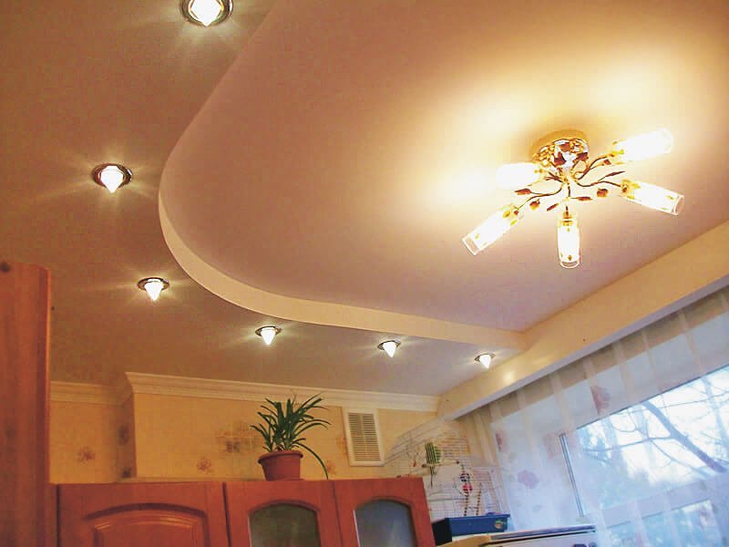 Освещение на кухне с потолком из гипсокартона