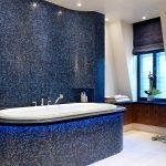 Темно-синяя мозаика в дизайне ванной