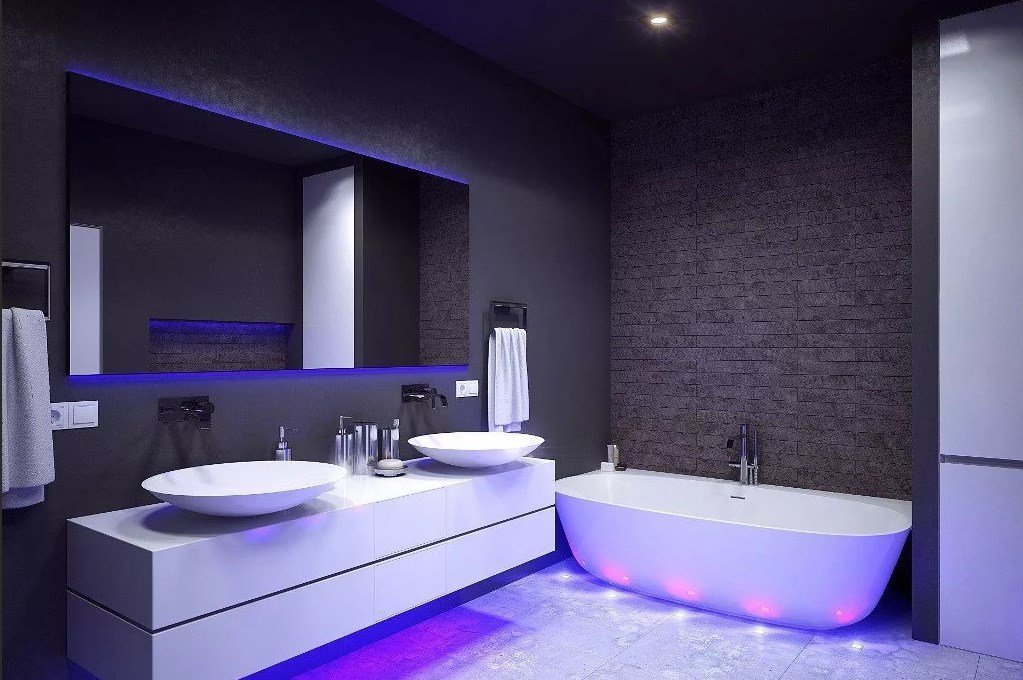 Фиолетовая подсветка в ванной