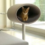 Домик для кошки на подоконнике